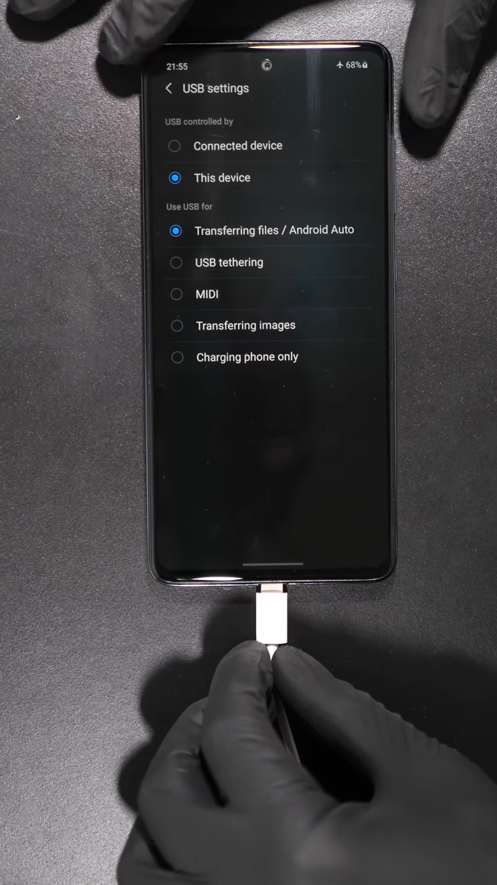 điện thoại Android đầu tiên trên thế giới có cổng Lightning