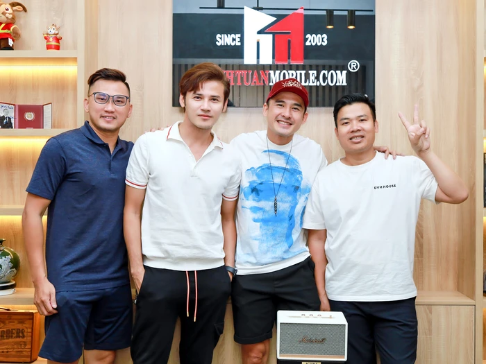 Diễn viên Lương Thế Thành sành điệu bên Loa Bluetooth Marshall Acton II