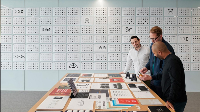 Alan Dye (áo xanh lam), thảo luận về kiểu chữ trong phòng họp Apple Park