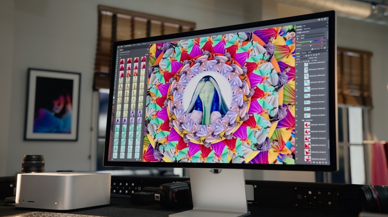 Studio Display có màn hình 27 inch với độ phân giải 5K và tổng số điểm ảnh là 14.7 triệu điểm,