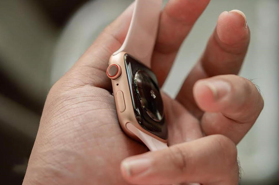 Tương tự với Apple Watch series 3, Apple Watch S4 viền nhôm bạc vẫn sở hữu thiết kế vuông bo cong tinh tế, mặt đáy được chế tác từ gốm racemic bền bỉ cho khả năng thu phát tín hiệu tốt hơn.