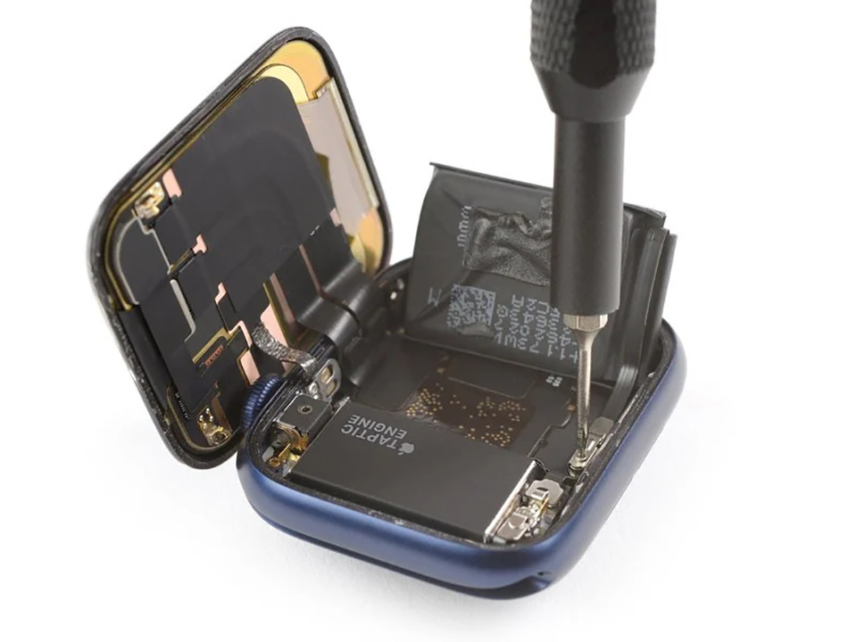 Apple Watch Series 6 để khám phá bên trong: Pin lớn, Taptic Engine và thiết kế mỏng hơn