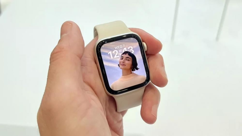 Tương tự như các thế hệ trước, Apple Watch Series 8 cũng có các phiên bản GPS kết nối với điện thoại qua Bluetooth; hoặc LTE với eSim để nghe, gọi, nhận tin nhắn độc lập mà không cần phải liên kết với điện thoại. Từ đó giúp bạn linh hoạt hơn khi đang chạy xe, tập thể thao không cần lấy điện thoại ra. Việc lựa chọn phiên bản nào tuỳ thuộc vào điều kiện sử dụng và tài chính của mỗi người.