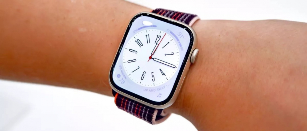 Apple Watch Series 8 với màn hình Retina luôn bật, độ sáng lên đến 1000 nits giúp hiển thị rõ nét ở các điều kiện thời tiết khác nhau. Độ phân giải của màn hình vào khoảng 396 x 484 pixels với phiên bản 45mm và 352 x 430 pixels với phiên bản 41mm.