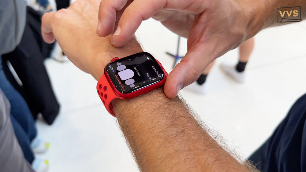 Tương tự như các thế hệ trước, Apple Watch Series 8 cũng có các phiên bản GPS kết nối với điện thoại qua Bluetooth; hoặc LTE với eSim để nghe, gọi, nhận tin nhắn độc lập mà không cần phải liên kết với điện thoại. Từ đó giúp bạn linh hoạt hơn khi đang chạy xe, tập thể thao không cần lấy điện thoại ra. Việc lựa chọn phiên bản nào tuỳ thuộc vào điều kiện sử dụng và tài chính của mỗi người.