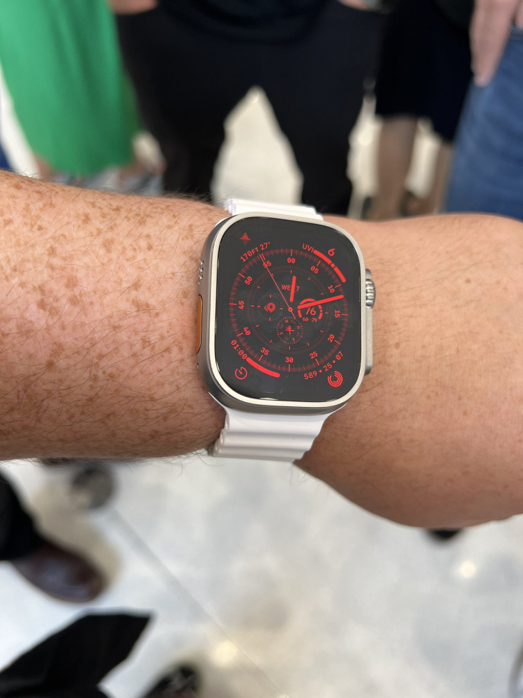 Trên tay Apple Watch Ultra mới của Apple 