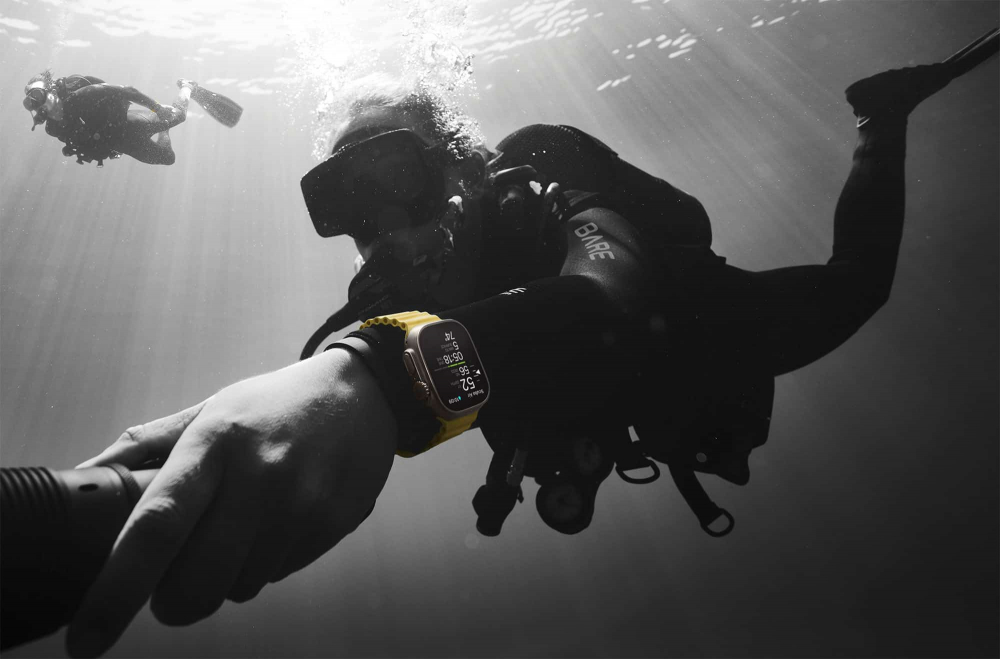 Ứng dụng La bàn mới trên Apple Watch Ultra có thể lưu các điểm tham chiếu và hiển thị chỉ đường đi bộ mà không cần tín hiệu di động, chỉ cần sử dụng GPS. Chính điều này đã giúp nó tốt dưới nước, phục vụ chuyên nghiệp các hoạt động bơi, lặn, đo lường độ sâu của người bơi chính xác khi đạt các chứng chỉ EN 13319 và WR100 để lặn với bình dưỡng khí. Ứng dụng lặn Oceanic Plus mới được tích hợp dùng xem thủy triều và nhiệt độ nước, nó cũng có thể ghi lại độ sâu và số liệu lặn.