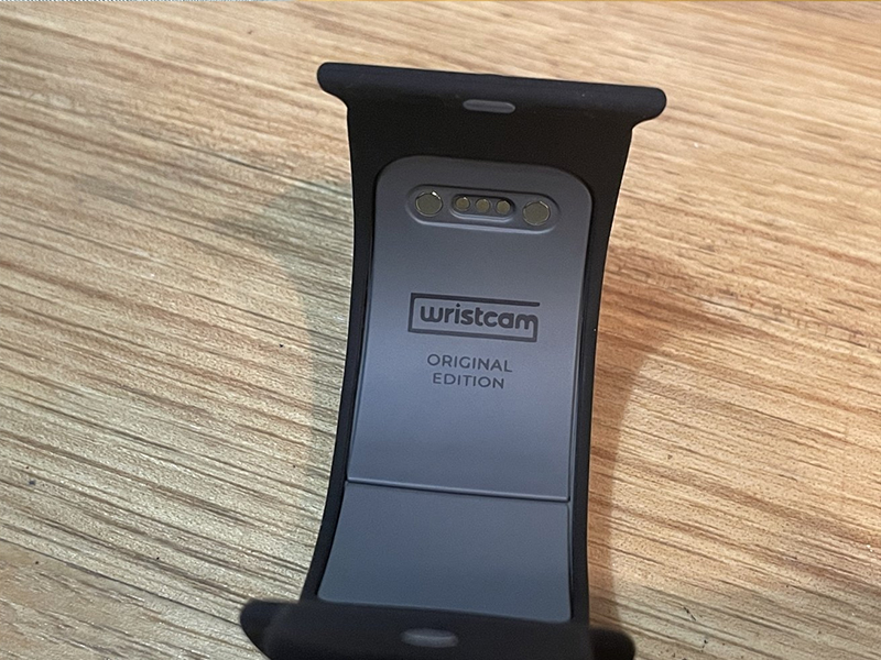 Điểm sạc bên trong dải Wristcam.