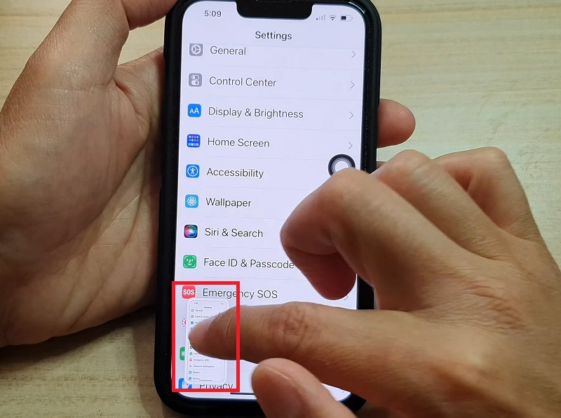 Sau khi chụp ảnh, bạn hãy nhấn vào hình thu nhỏ để xem trước – nằm ở góc bên trái phía dưới màn hình. 