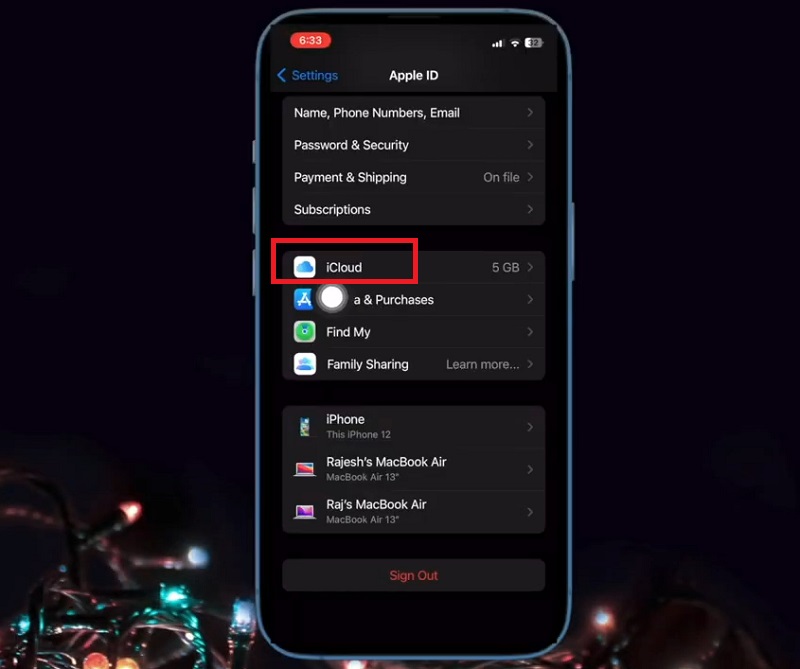 Vào phần Settings (Cài đặt) trên thiết bị Apple > chọn Account Name (Tên tài khoản) > chọn iCloud.
