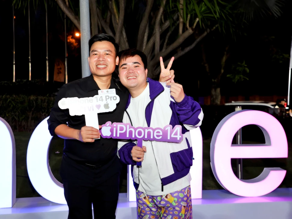 Bông Tím mua iPhone 14 Pro Max