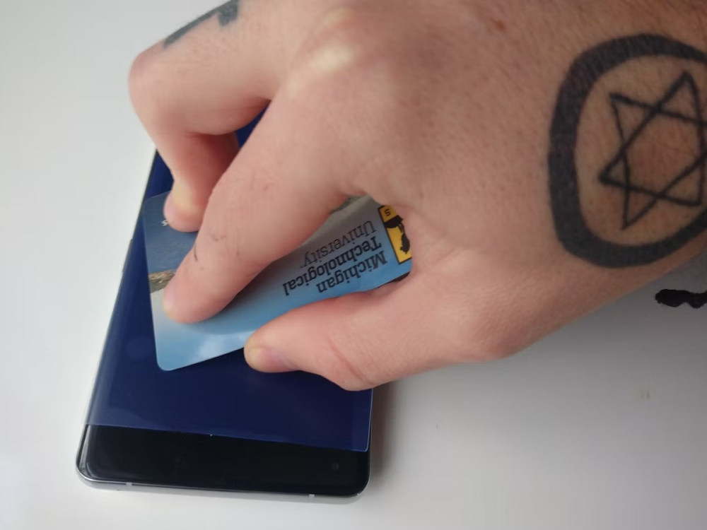 3 cách dán miếng bảo vệ màn hình điện thoại hiệu quả nhất bạn cần biết