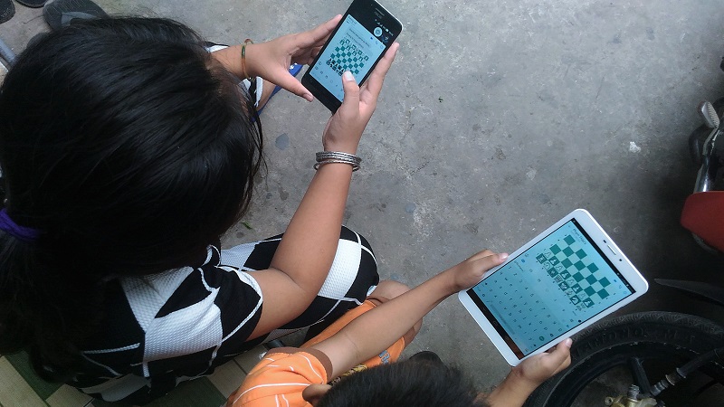 Chơi cờ với bạn bè qua Messenger