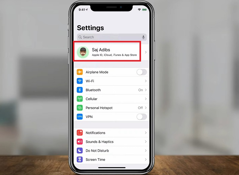Nhấn vào tên và hình ảnh Hồ sơ của bạn nằm ở phần đầu menu, để vào Apple ID của bạn chọn Card (Thẻ).