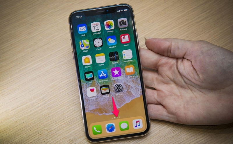 Mở Thanh tìm kiếm nhanh trên iPhone bằng cách vuốt màn hình từ trên xuống tại khoảng trống trên màn hình.