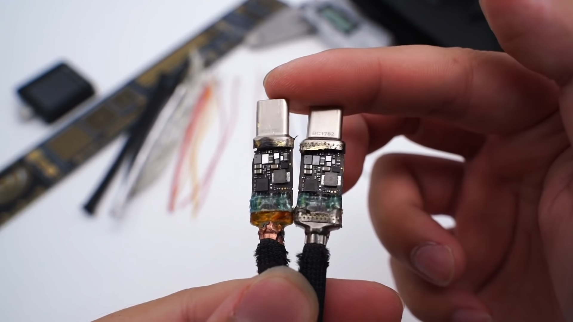 Đây là lí do vì sao cáp Thunderbolt 4 Pro của Apple đắt tiền