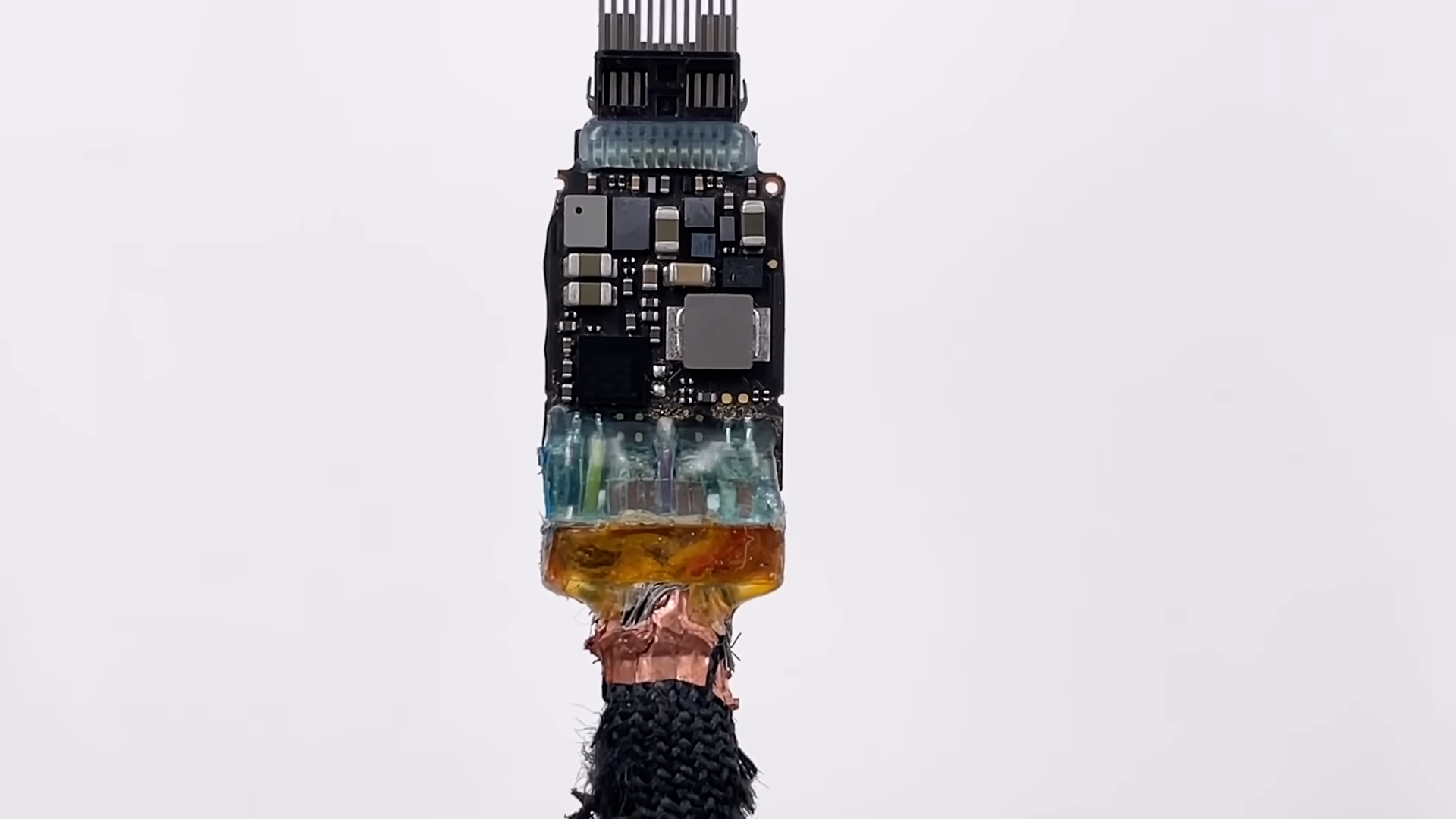 Đây là lí do vì sao cáp Thunderbolt 4 Pro của Apple đắt tiền