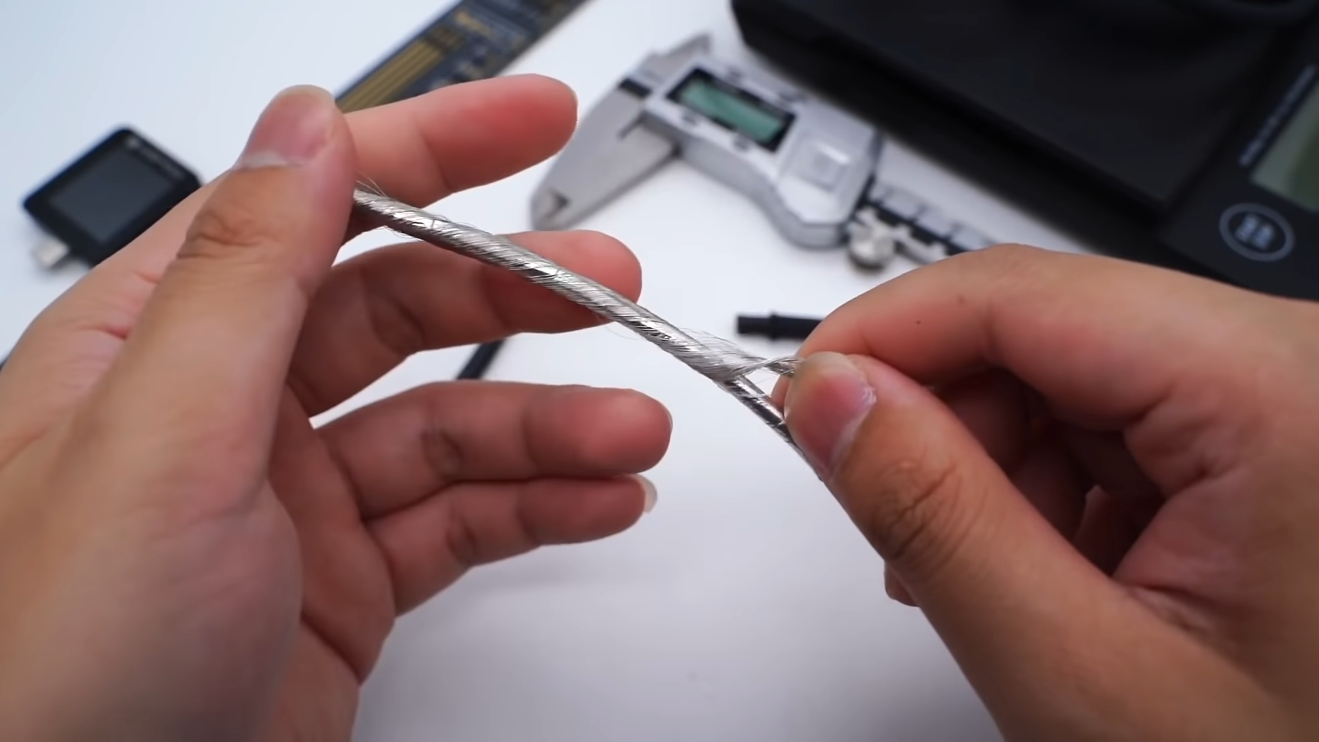 Đây là lí do vì sao cáp Thunderbolt 4 Pro của Apple đắt tiền