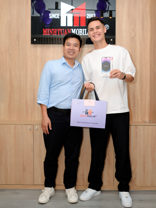 Cầu thủ Adriano Schmidt điển trai bên iPhone 14 Pro Max