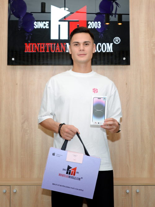 Cầu thủ Adriano Schmidt điển trai bên iPhone 14 Pro Max