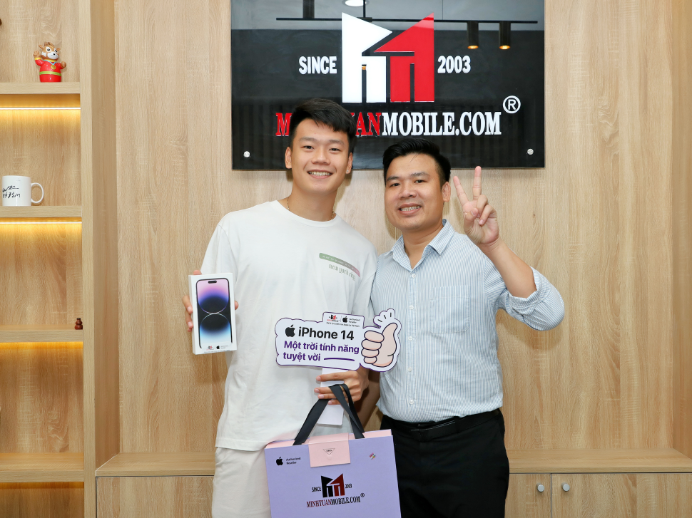 Chân sút Nguyễn Thành Chung cũng mê mẩn iPhone 14 Pro Max