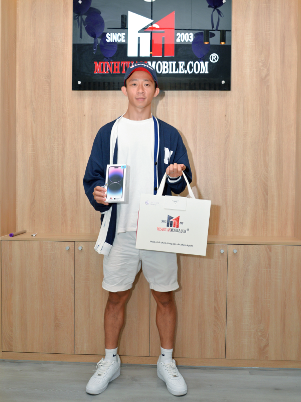 Chân sút tài năng Châu Ngọc Quang cũng mê iPhone 14 Pro Max