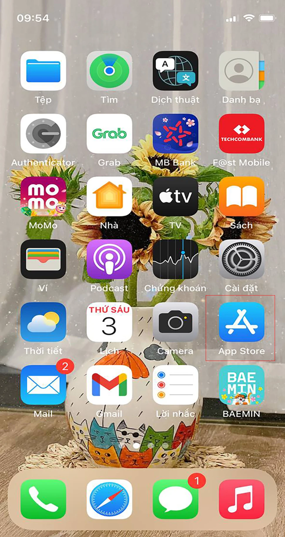 Bước 1: Mở ứng dụng Apple Store > nhấn vào biểu tượng hình đại diên ở bên trên góc phải > chọn Tài khoản