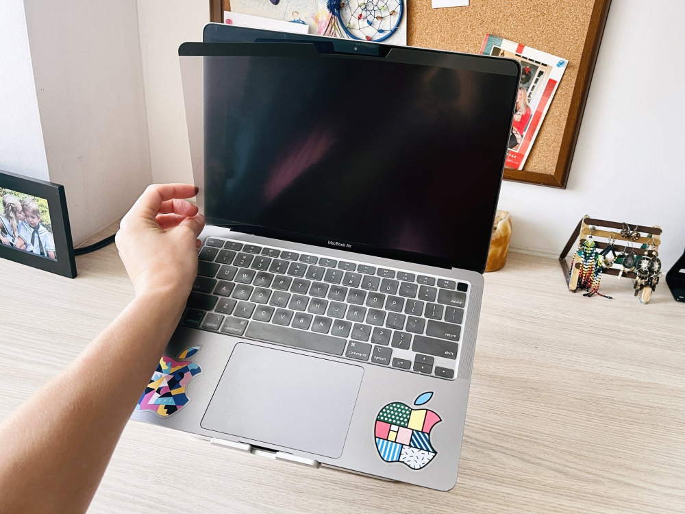 có nên dán màn hình macbook