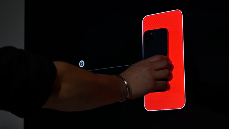 Giữ iPhone ở một vị trí cụ thể để hiệu chỉnh hoạt động. 