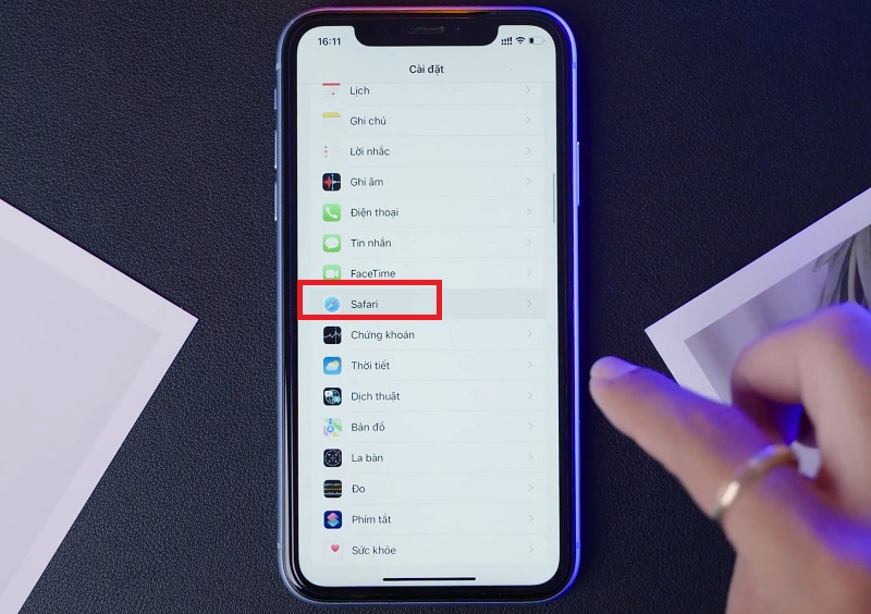 Vào phần Cài đặt > chọn Safari.