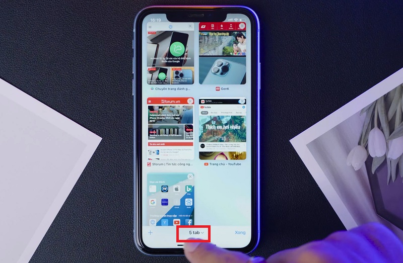 Truy cập vào trình duyệt Safari, rồi nhấn nút Xem tab > chọn mục Số Tab nằm ở vị trí giữa thanh menu phía dưới.