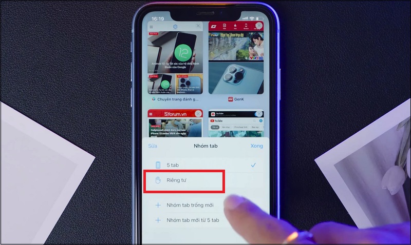 Chọn mục Riêng tư > chọn biểu tượng dấu “+” và bắt đầu mở tab ẩn danh