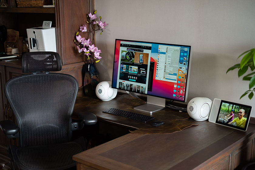 Ở phiên bản Standard, màn hình được phủ 1 lớp chống phản chiếu ở mức tương đối, phù hợp với môi trường bình thường, ánh sáng ổn định giúp bạn hạn chế bị chói màn hình và thu về hình ảnh sắc nét nguyên vẹn nhất.