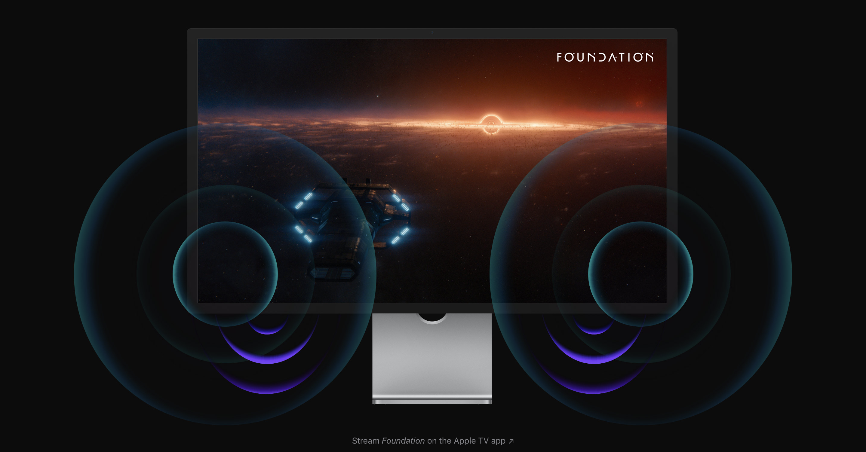 Ngoài 3 micro tích hợp, Apple Studio Display còn là sự kết hợp của bốn loa trầm và hai loa bổng chuẩn cinema