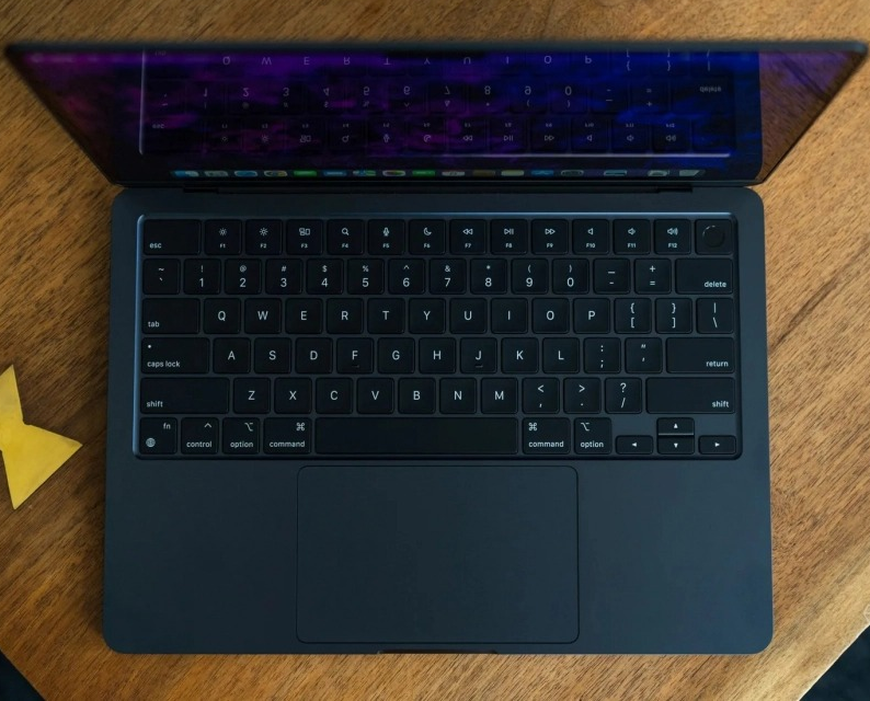 Tìm hiểu về cấu hình và giá bán MacBook M2 2022: Nên mua MacBook Air M2 hay MacBook Pro M2?