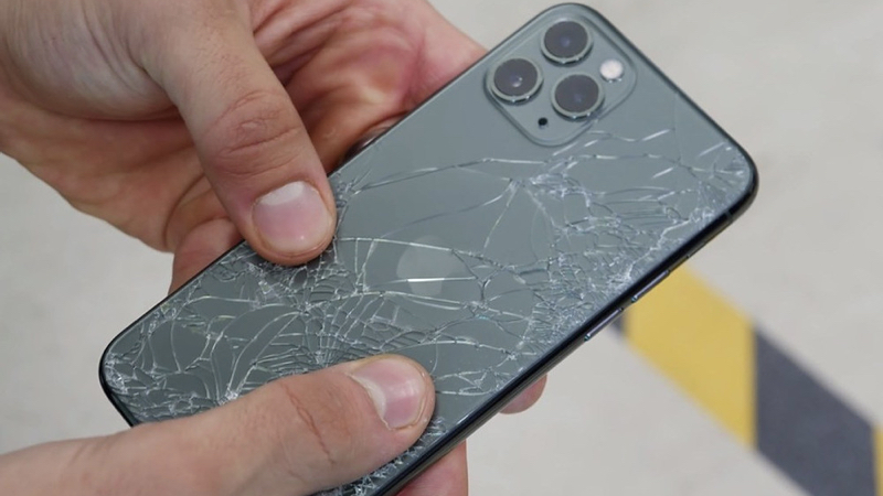 iPhone rơi ở độ cao quá mức cho phép thì nguy cơ cháy nổ sẽ xuất hiện