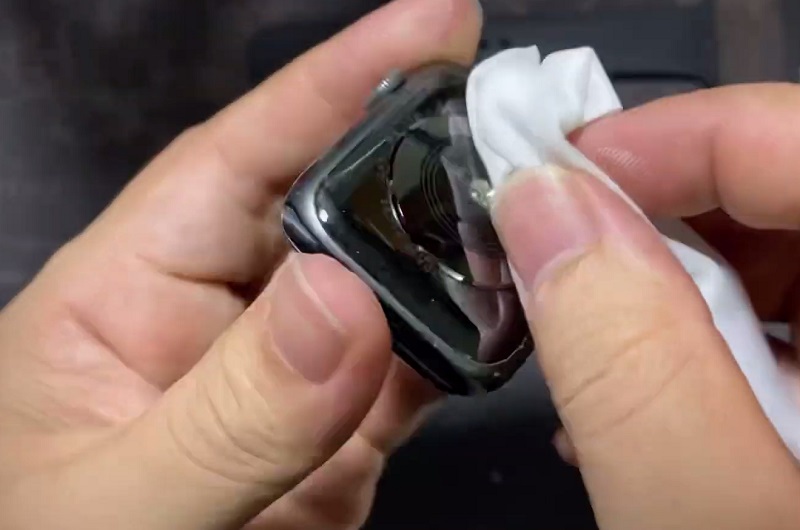 Tiến hành vệ sinh mặt đồng hồ