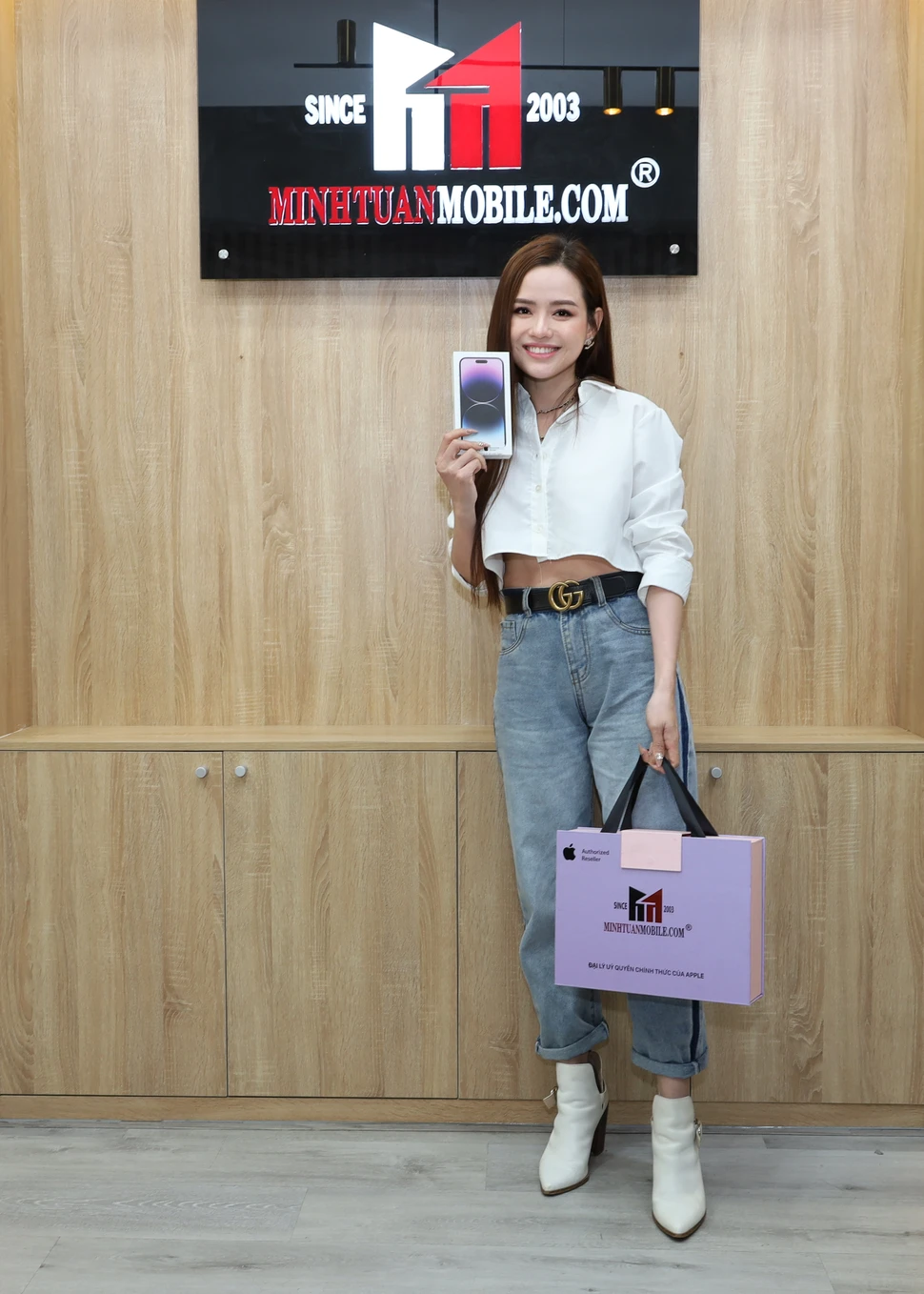 Diễn viên Hiền Trang trẻ trung sắm iPhone 14 Pro Max