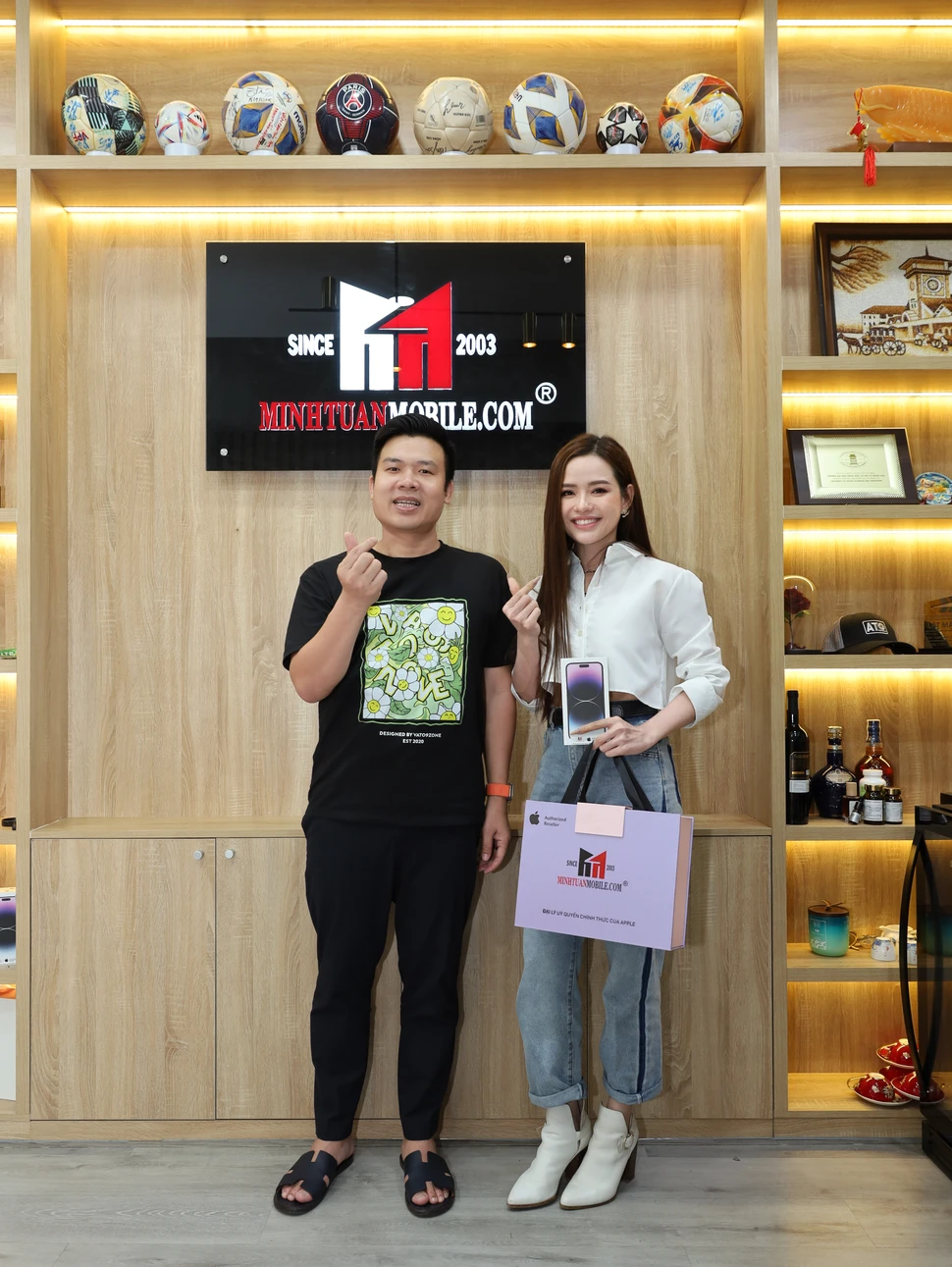 Diễn viên Hiền Trang trẻ trung sắm iPhone 14 Pro Max  tại Minh Tuấn Mobile 