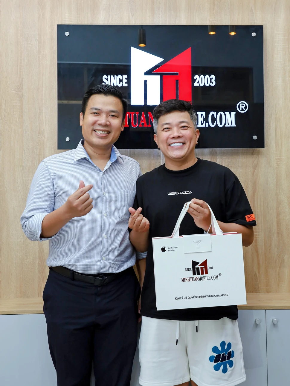 Diễn viên Hoàng Mèo tươi tắn tậu iPhone 14 Pro Max 