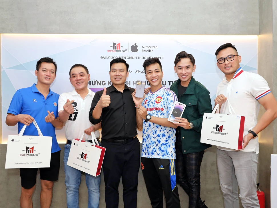 Diễn viên Huỳnh Quý điển trai sắm iPhone 14 Pro Max