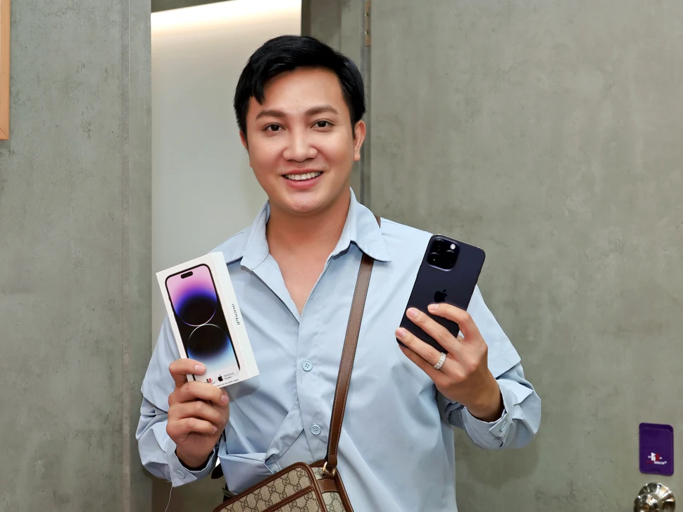 Diễn viên Lê Nguyên Bảo hào hứng hớn hở đón iPhone 14 Pro Max 256GB về nhà
