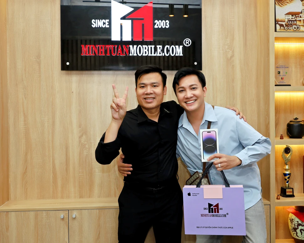 Diễn viên Lê Nguyên Bảo hào hứng hớn hở đón iPhone 14 Pro Max 256GB về nhà