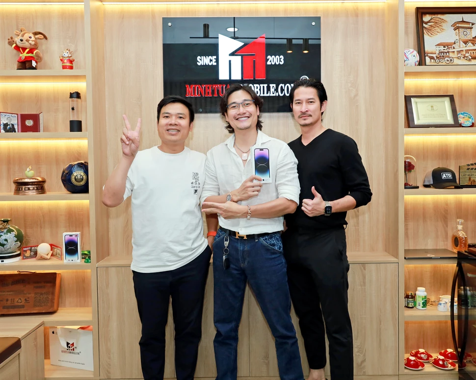 Diễn viên Luân Nguyễn phong độ đi tậu iPhone 14 Pro Max