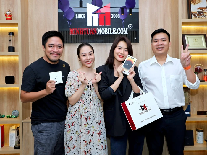 Diễn viên Nguyễn Minh Trang thanh lịch bên iPhone 14 Pro Max