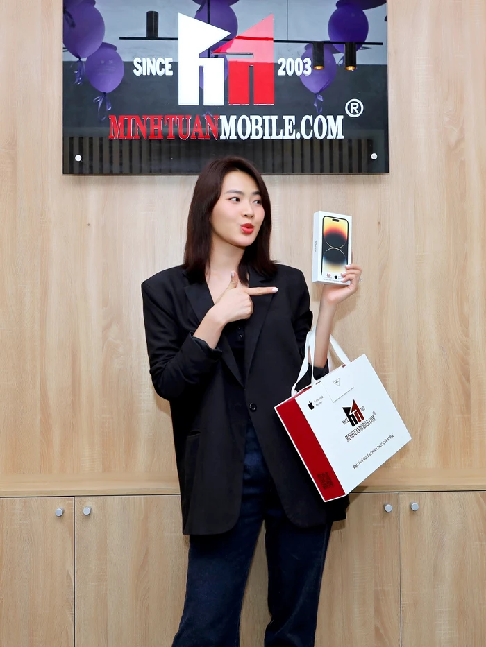 Diễn viên Nguyễn Minh Trang thanh lịch bên iPhone 14 Pro Max