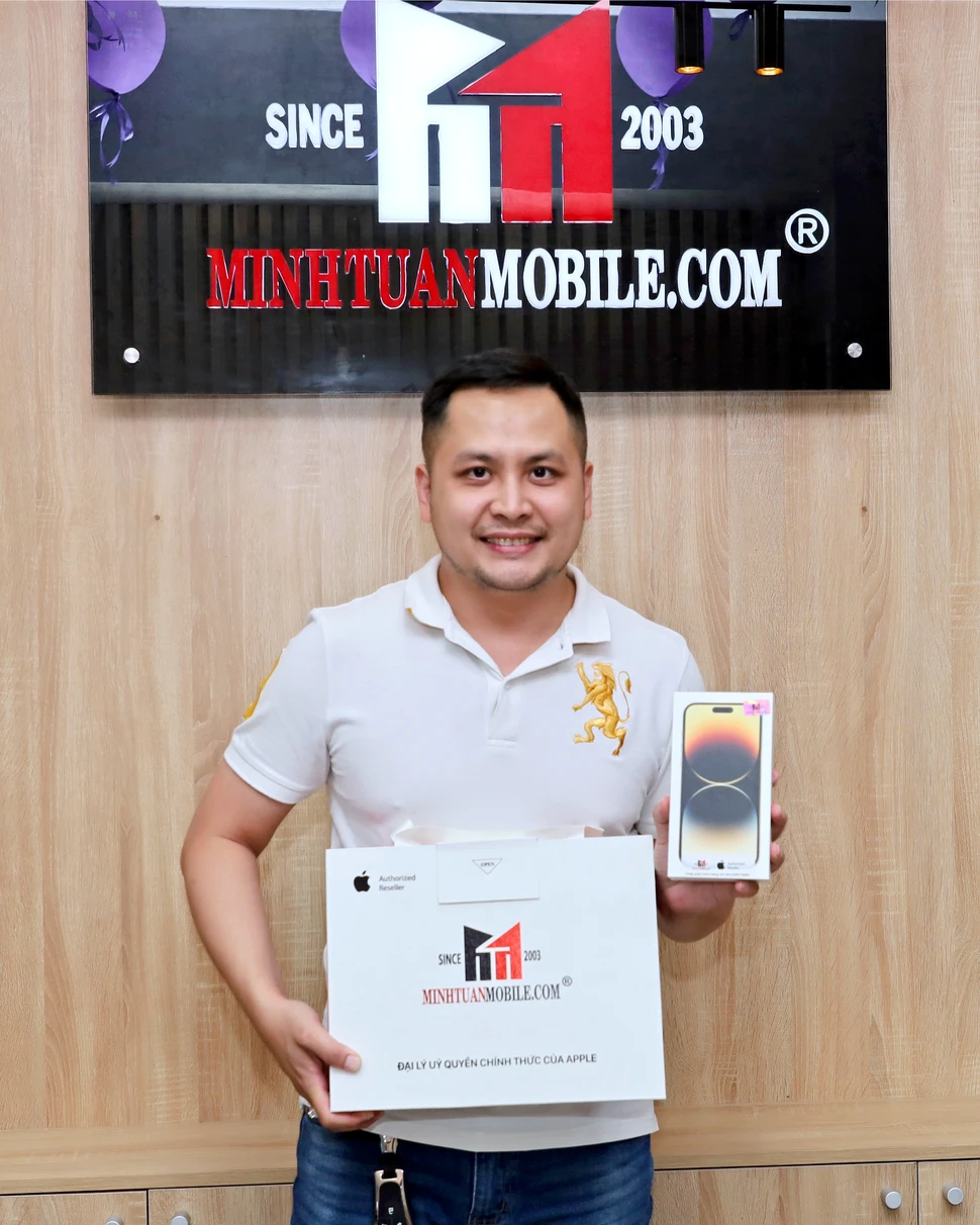 Diễn viên Võ Hoàng Linh rinh siêu phẩm iPhone 14 Pro Max về nhà