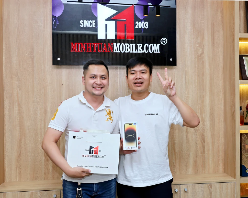 Diễn viên Võ Hoàng Linh rinh siêu phẩm iPhone 14 Pro Max về nhà