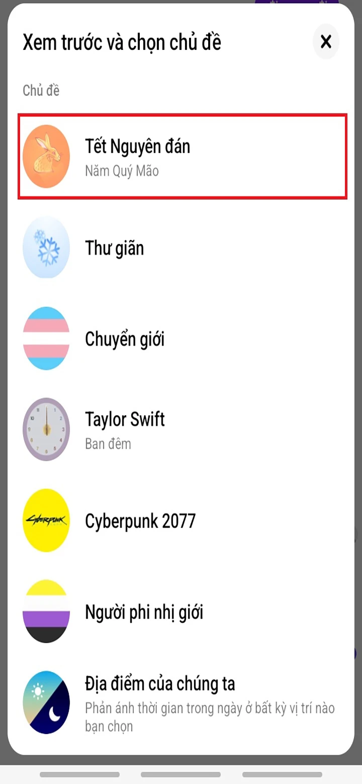 Bước 3: Một loạt các chủ đề mà ứng dụng này có sẽ hiện lên cho bạn. Hãy chọn vào chủ đề Tết nguyên đán và bạn sẽ xem trước được chế độ hiển thị của theme này trên điện thoại của bạn xem có ưng ý hay không. Cuối cùng, sau khi đã ưng ý thì bạn hãy ấn tiếp vào nút Chọn để sử dụng theme nha.
