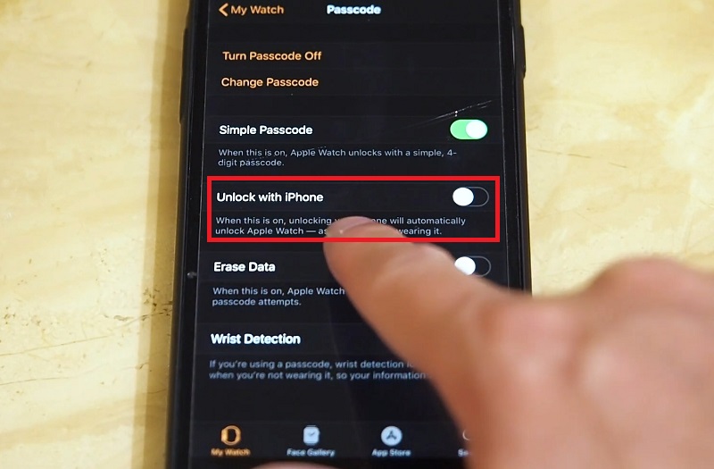 kích hoạt chức năng Unlock with iPhone (Mở khóa bằng iPhone). 